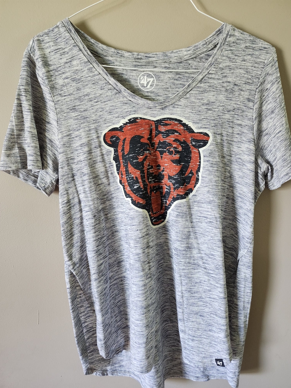 47 Large Women's Heather Gray V-Neck Chicago Bears Tee
